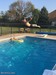 мужчина в прыжке в бассейн