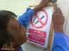 курильщик прибивает табличку - курение запрещено